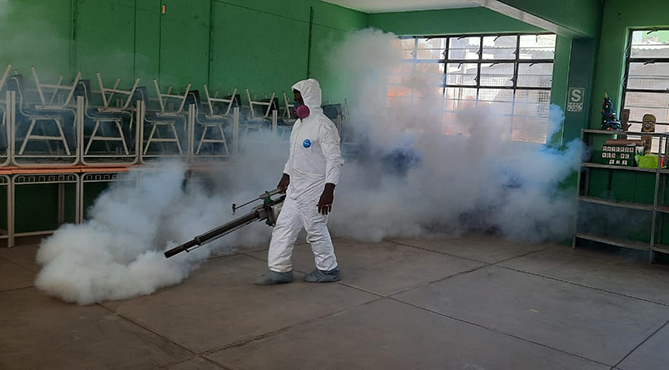 Primera jornada de fumigación y desinfección en locales escolares de Aucallama.