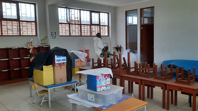 Segunda jornada de fumigación y desinfección en locales escolares de Aucallama.