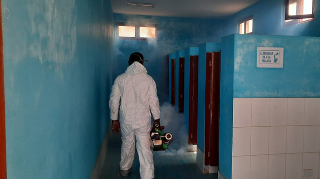 Segunda jornada de fumigación y desinfección en locales escolares de Aucallama.