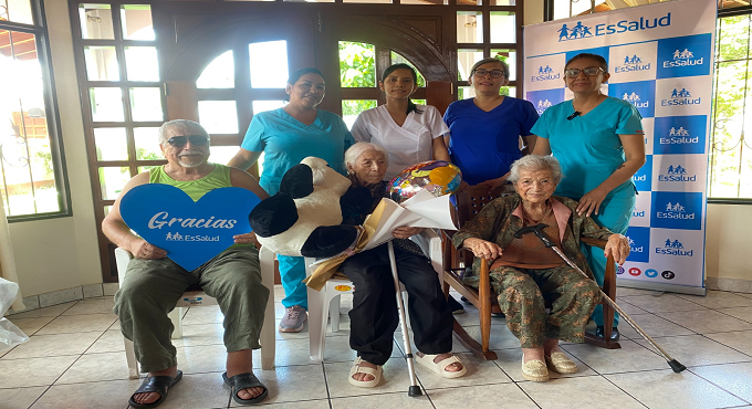 EsSalud celebra cumpleaños 98 de abuelita más longeva de PADOMI Ucayali