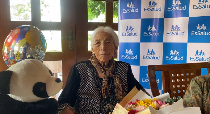 EsSalud celebra cumpleaños 98 de abuelita más longeva de PADOMI Ucayali