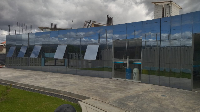 La Contraloría identificó irregularidades en la obra de “Mejoramiento del servicio de la Empresa Prestadora de Servicios de Saneamiento de Cajamarca E.P.S. SEDACAJ S.A.” a través de la construcción del local institucional en la ciudad de Cajamarca, relacionada a la I etapa de la plataforma de atención al cliente, donde funcionarios dieron autorización a favor de la ampliación de plazos sin sustento legal, lo que generó perjuicio económico a la entidad de S/ 800 529.