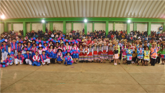 Participantes del concurso de baile y danzas del distrito de Sayapullo junto al alcalde Jeiner Julca