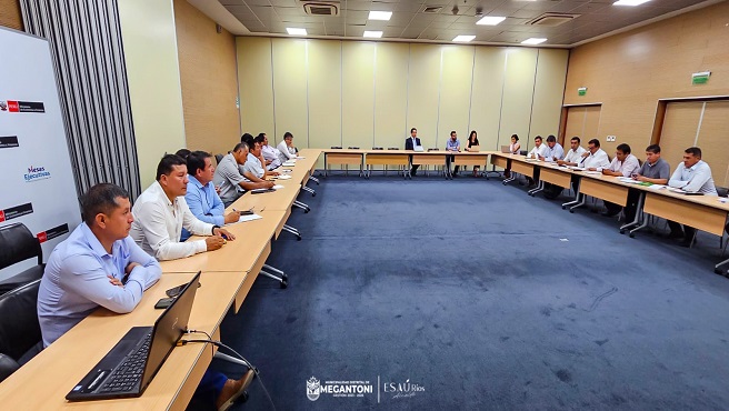 Alcalde de Megantoni logrรณ importantes acuerdos tras reunirse con representantes del MEF y PCM.
