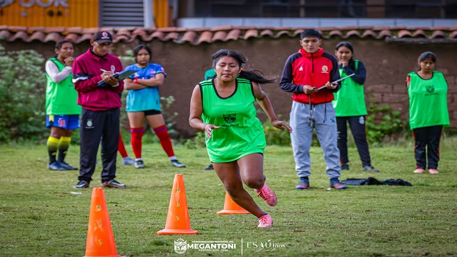 Chicas de Megantoni buscan el sueรฑo de jugar en la primera divisiรณn del futbol profesional femenino