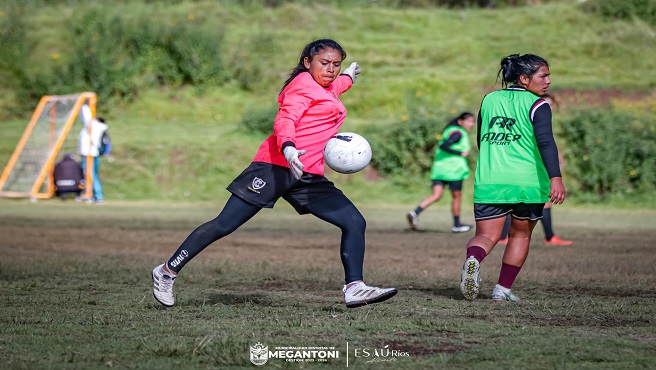Chicas de Megantoni buscan el sueรฑo de jugar en la primera divisiรณn del futbol profesional femenino
