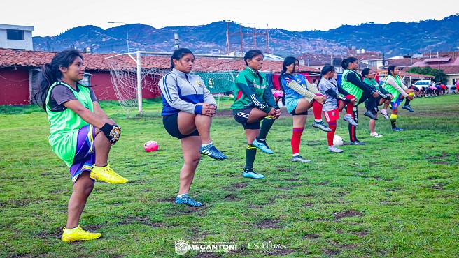 Chicas de Megantoni buscan el sueรฑo de jugar en la primera divisiรณn del futbol profesional femenino