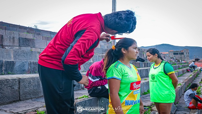 Chicas de Megantoni buscan el sueรฑo de jugar en la primera divisiรณn del futbol profesional femenino