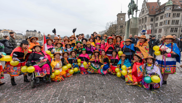 El Perú participa con un colorido huaylarsh en el desfile del Carnaval de Zúrich