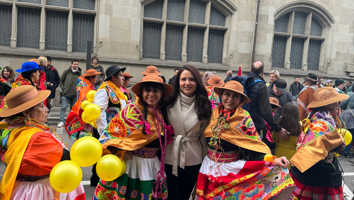 El Perú participa con un colorido huaylarsh en el desfile del Carnaval de Zúrich