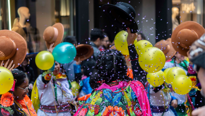 El Perú participa con un colorido huaylarsh en el desfile del Carnaval de Zúrich