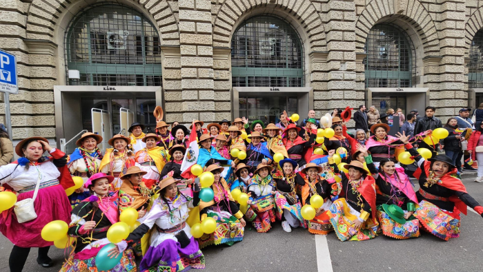 El Perú participa con un colorido huaylarsh en el desfile del Carnaval de Zúrich