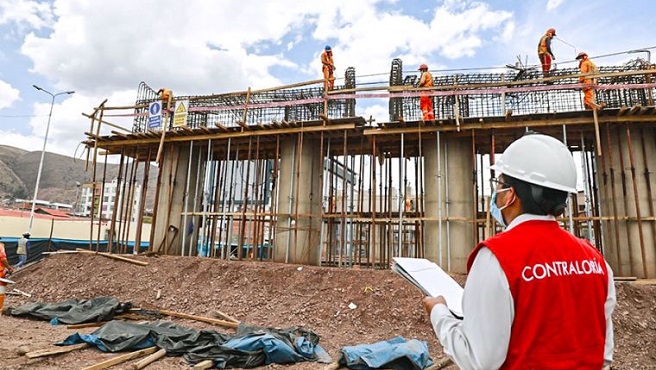 La Contraloría General reveló que el 55.3% (1270) de las 2298 obras públicas paralizadas a nivel nacional (al corte del 31 de diciembre de 2023) son ejecutadas bajo la modalidad de Administración Directa, es decir, que son desarrolladas por entidades que utilizan sus propios recursos presupuestales, así como su personal, capacidad técnica-administrativa, infraestructura, equipos o maquinarias, acorde con la naturaleza y complejidad de la obra.