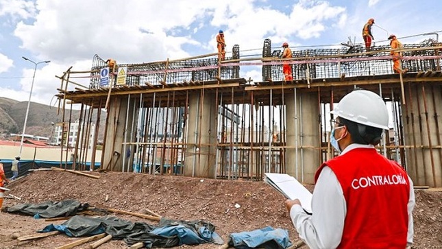 La Contraloría General reveló que el 55.3% (1270) de las 2298 obras públicas paralizadas a nivel nacional (al corte del 31 de diciembre de 2023) son ejecutadas bajo la modalidad de Administración Directa, es decir, que son desarrolladas por entidades que utilizan sus propios recursos presupuestales, así como su personal, capacidad técnica-administrativa, infraestructura, equipos o maquinarias, acorde con la naturaleza y complejidad de la obra.  