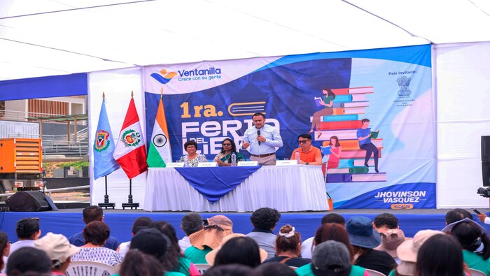 Una jornada de conocimiento y cultura tuvieron cientos de vecinos que llegaron a la primera feria del libro "Ventanilla sí lee”. Nuestro alcalde 𝐉𝐡𝐨𝐯𝐢𝐧𝐬𝐨𝐧 𝐕𝐚𝐬𝐪𝐮𝐞𝐳 junto a representantes de la embajada de la India y la China inauguraron este evento cultural en donde en más de 20 stands de diferentes expositores ofrecieron libros de literatura, drama, historia, acción, entre otros, además de arte y pintura. Los esperamos con entusiasmo en esta feria cultural sin precedentes en Ventanilla desde hoy, hasta mañana a las 8.00 pm. en el Parque La Cabaña.