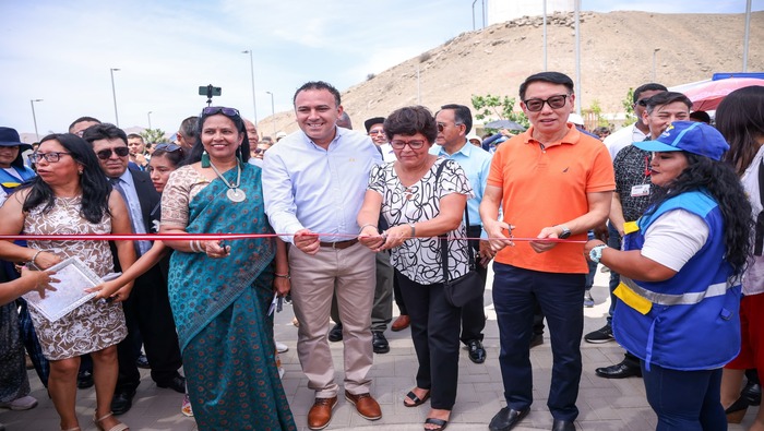 Una jornada de conocimiento y cultura tuvieron cientos de vecinos que llegaron a la primera feria del libro "Ventanilla sí lee”. Nuestro alcalde 𝐉𝐡𝐨𝐯𝐢𝐧𝐬𝐨𝐧 𝐕𝐚𝐬𝐪𝐮𝐞𝐳 junto a representantes de la embajada de la India y la China inauguraron este evento cultural en donde en más de 20 stands de diferentes expositores ofrecieron libros de literatura, drama, historia, acción, entre otros, además de arte y pintura. Los esperamos con entusiasmo en esta feria cultural sin precedentes en Ventanilla desde hoy, hasta mañana a las 8.00 pm. en el Parque La Cabaña.
