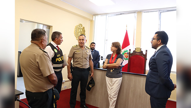 Presidenta de la Corte del Callao, Teresa Soto Gordon, acompañó al jefe de la Región Policial, en el recorrido por la Unidad de Flagrancia chalaca