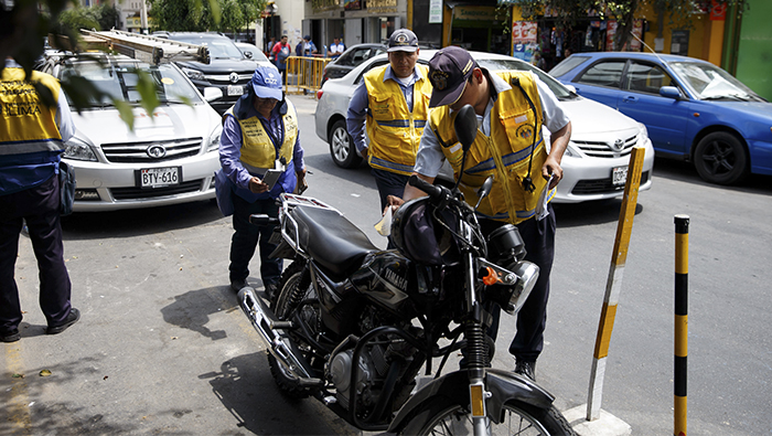 Inspectores de transporte y Policía de Tránsito liberaron vía exclusiva para ciclistas.