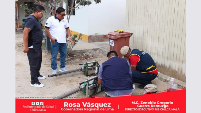 Director Ejecutivo de la RIS Chilca Mala realiza las coordinaciones con brigadistas de salud.