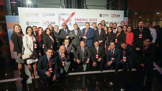 Foto equipo de la Sunarp en una premiación