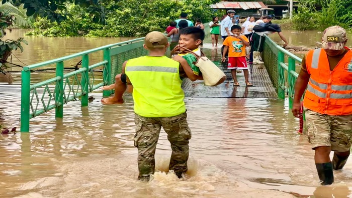 Unidades del Ejército atienden emergencias en regiones del sur afectadas por lluvias intensas