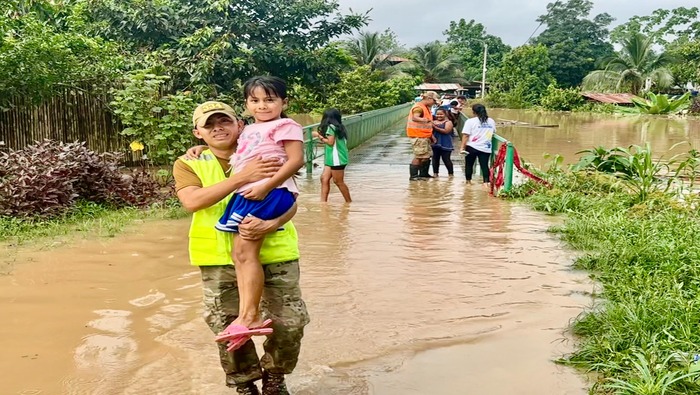 Unidades del Ejército atienden emergencias en regiones del sur afectadas por lluvias intensas