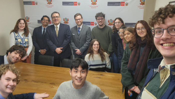 Embajada del Perú en Irlanda recibe a estudiantes de la Sociedad de Asuntos Internacionales del Trinity College