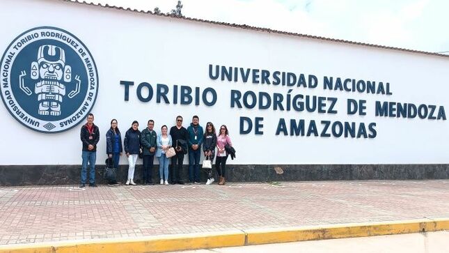 Integrantes capacitados en frontis de la universidad