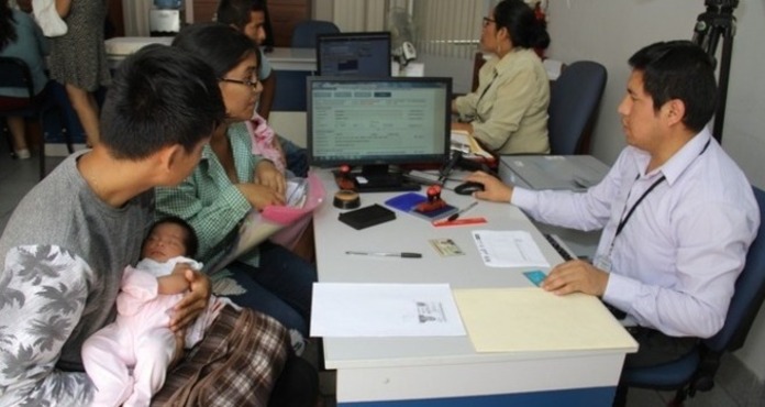 Padres registrando el nacimiento de su hijo en una oficina de Reniec