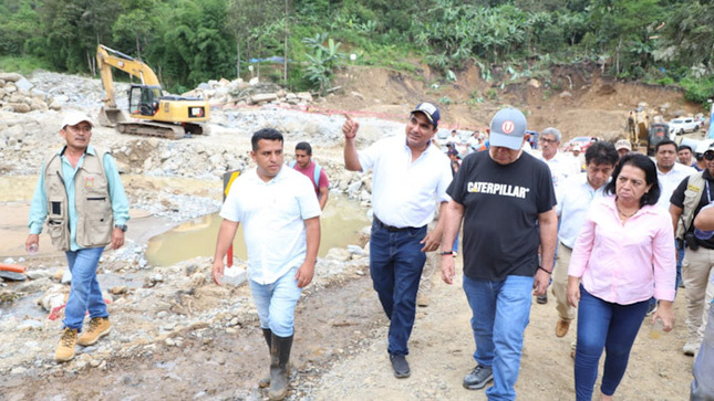 Gobernador llega a Canchaque y El Faique con maquinaria y ayuda humanitaria