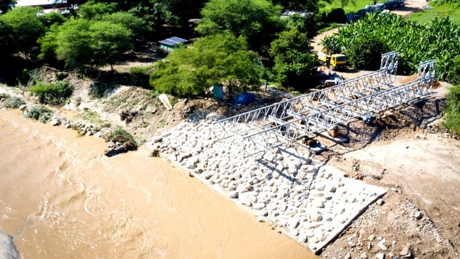 GORE Piura: Puente modular sobre el río Yapatera en su etapa final