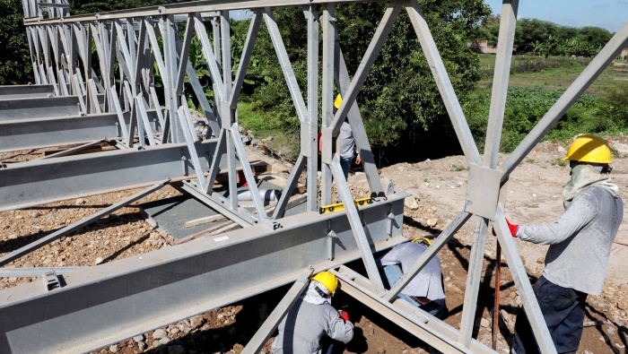 GORE Piura: Puente modular sobre el río Yapatera en su etapa final