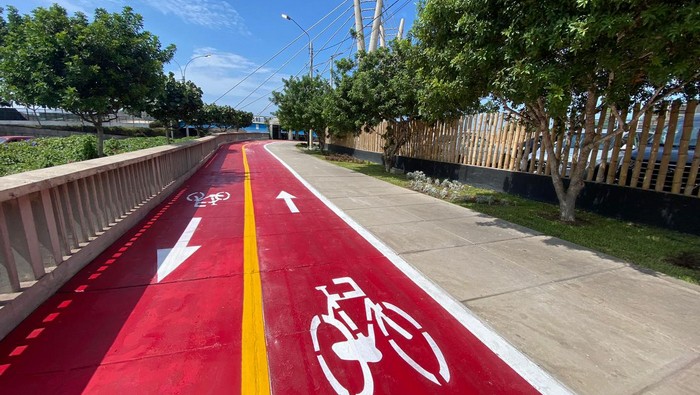 ruta ciclista y peatonal entre Av. Pérez Araníbar y Puente de la Amistad