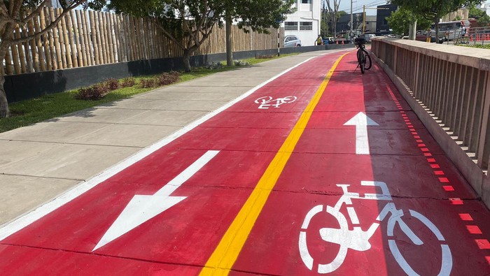 ruta ciclista y peatonal entre Av. Pérez Araníbar y Puente de la Amistad