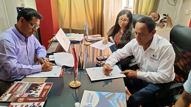 Alcalde de Aucallama firma convenio con Consorcio Educativo para beneficiar a jóvenes aucallaminos.