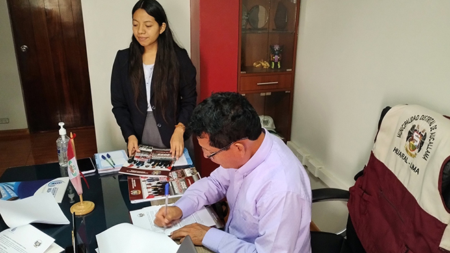 Alcalde de Aucallama firma convenio con Consorcio Educativo para beneficiar a jóvenes aucallaminos.
