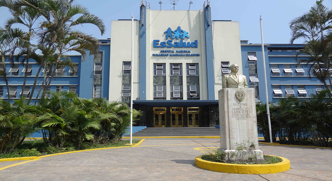 Hospital Almenara cambió la vida de 15 jóvenes gracias a cirugías de alta complejidad para corregir deformidades en la columna