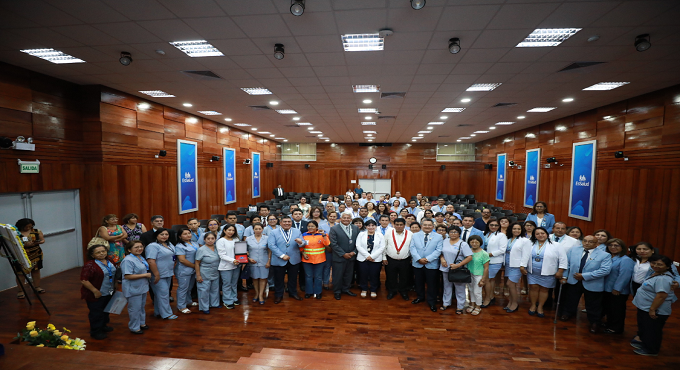 Presidenta de EsSalud reconoce trabajo de los tecnólogos médicos para recuperación de pacientes