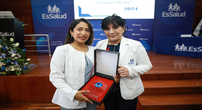 Presidenta de EsSalud reconoce trabajo de los tecnólogos médicos para recuperación de pacientes