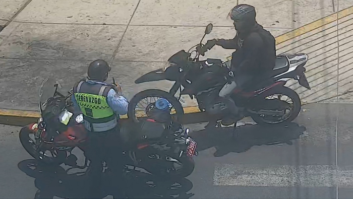 Serenos de Surquillo atrapan a motorizado acusado de robar en Miraflores.