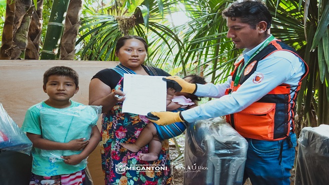 Alcalde de Megantoni encabeza entrega de ayuda humanitaria a damnificados