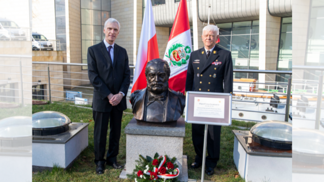 Embajada del Perú en Polonia devela busto del héroe Miguel Grau en el Museo Naval de Gdynia