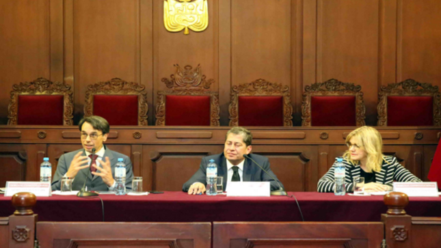 Jurista alemán Armin Von Boagdandy expuso en ciclo de conferencias del TC