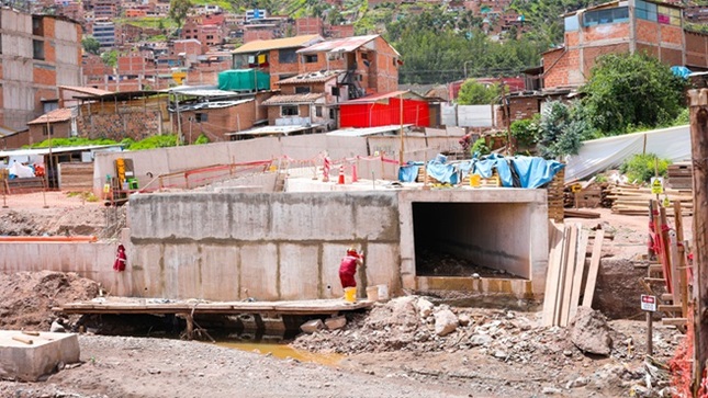 Esta importante obra, priorizada por la presente gestión que encabeza el gobernador regional del Cusco, Werner Salcedo Álvarez; presenta un avance en la construcción del caisson derecho e izquierdo, estribos, muros de contención en la margen izquierda del río, instalación y el suministro de red de desagüe y alcantarillado en el área de trabajo, canales de evacuación pluvial, instalación de las vigas metálicas para su soldadura y posterior lanzamiento del puente. 