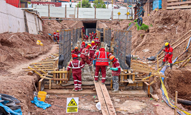 Esta importante obra, presenta un avance en el hincado de la cimentación tipo caisson tanto de la margen derecha e izquierda