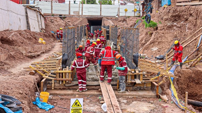 Esta importante obra, presenta un avance en el hincado de la cimentación tipo caisson tanto de la margen derecha e izquierda