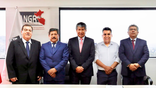 En la fotografía se encuentran el Gobernador Regional de Ayacucho, Apurímac, Huancavelica, Ica y Cusco.