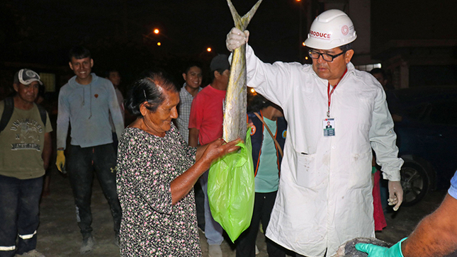Familias de San José se benefician con el reparto de pescado 