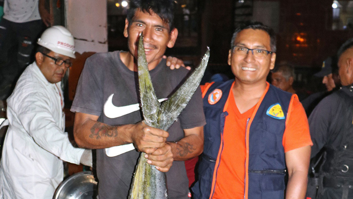 Familias de San José se benefician con el reparto de pescado