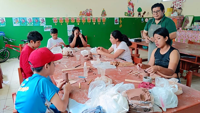 Niños elaboran hermosas figuras en el Taller de Cerámica 